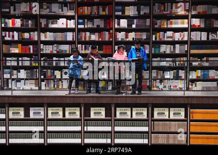 (190127) -- PÉKIN, 27 janv. 2019 (Xinhua) -- de jeunes lecteurs visitent une librairie dans le sud-ouest de la Chine, Chongqing, 26 janvier 2019. (Xinhua/Wang Quanchao) PHOTOS XINHUA DU JOUR PUBLICATIONxNOTxINxCHN Banque D'Images