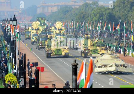 (190127) -- PÉKIN, 27 janv. 2019 (Xinhua) -- des véhicules militaires passent par le boulevard cérémoniel de Rajpath lors du défilé du 70e jour de la République à New Delhi, Inde, le 26 janvier 2019. (Xinhua/Partha Sarkar) PHOTOS XINHUA DU JOUR PUBLICATIONxNOTxINxCHN Banque D'Images