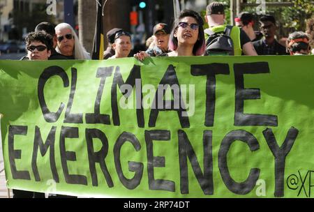 (190127) -- LOS ANGELES, 27 janv. 2019 (Xinhua) -- les gens défilent lors d'une manifestation contre le changement climatique à Los Angeles, États-Unis, le 26 janvier 2019. (Xinhua/Zhao Hanrong) Etats-Unis- LOS ANGELES-PROTESTATION CONTRE LE CHANGEMENT CLIMATIQUE PUBLICATIONxNOTxINxCHN Banque D'Images