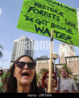 (190127) -- LOS ANGELES, 27 janv. 2019 (Xinhua) -- les gens défilent lors d'une manifestation contre le changement climatique à Los Angeles, États-Unis, le 26 janvier 2019. (Xinhua/Zhao Hanrong) Etats-Unis- LOS ANGELES-PROTESTATION CONTRE LE CHANGEMENT CLIMATIQUE PUBLICATIONxNOTxINxCHN Banque D'Images