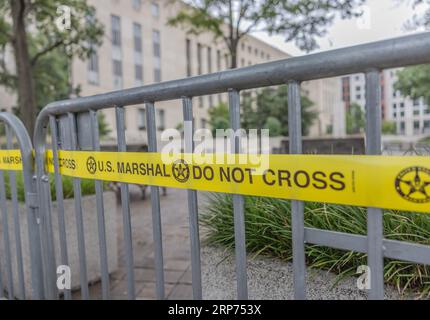 WASHINGTON, D.C. — 3 août 2023 : une barrière est vue à l'extérieur du palais de justice fédéral E. Barrett Prettyman à Washington, D.C. Banque D'Images