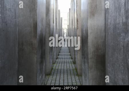 (190128) -- PÉKIN, 28 janvier 2019 -- Une femme marche dans le Mémorial des Juifs assassinés d'Europe à Berlin, capitale de l'Allemagne, le 27 janvier 2019. Le mémorial, situé dans le centre de Berlin, a été construit pour commémorer les jusqu'à six millions de Juifs tués dans l'Allemagne nazie pendant la Seconde Guerre mondiale En 2005, l'Assemblée générale des Nations Unies a adopté une résolution désignant le 27 janvier comme Journée internationale de commémoration à la mémoire des victimes de l'Holocauste, jour où le camp d'extermination d'Auschwitz a été libéré en 1945. PHOTOS XINHUA DU JOUR ShanxYuqi PUBLICATIONxNOTxINxCHN Banque D'Images