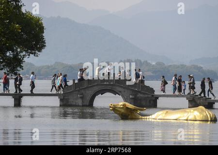 190128 -- PÉKIN, 28 janvier 2019 Xinhua -- les touristes visitent la région pittoresque du lac de l'Ouest à Hangzhou, capitale de la province du Zhejiang de l'est de la Chine, le 7 octobre 2018, le dernier jour des vacances de la semaine de la fête nationale. Le gouvernement chinois a fixé des mesures clés pour améliorer la qualité des services touristiques dans le cadre des efforts visant à promouvoir le développement de haute qualité de l'industrie. Ciblant les principaux problèmes affectant les voyages, une directive publiée par le ministère de la Culture et du Tourisme a énuméré sept domaines prioritaires pour l'amélioration de la qualité, y compris les zones panoramiques, l'hébergement, en ligne et les voyages en brique et mortier agen Banque D'Images