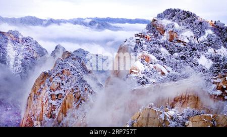 190128 -- PÉKIN, le 28 janvier 2019 Xinhua -- une photo aérienne prise le 17 novembre 2018 montre le paysage de neige de la région pittoresque du mont Huashan dans la province du Shaanxi au nord-ouest de la Chine. Le gouvernement chinois a fixé des mesures clés pour améliorer la qualité des services touristiques dans le cadre des efforts visant à promouvoir le développement de haute qualité de l'industrie. Ciblant les principaux problèmes affectant les voyages, une directive publiée par le ministère de la Culture et du Tourisme a énuméré sept domaines prioritaires pour l'amélioration de la qualité, y compris les zones panoramiques, l'hébergement, les agences de voyages en ligne et briques et mortier, les guides touristiques et le tourisme adm Banque D'Images