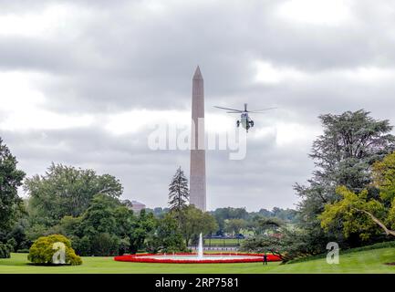 WASHINGTON, D.C. — 7 août 2023 : Marine One approche de la pelouse sud de la Maison Blanche à Washington, D.C. Banque D'Images