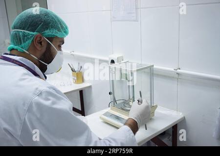 (190128) -- DAMAS, 28 janvier 2019 (Xinhua) -- une photo prise le 13 décembre 2018 montre un inspecteur pesant des produits médicaux dans un laboratoire de l'usine Diamond Pharma dans la campagne de Damas, capitale de la Syrie. Malgré de longues années de guerre et de sanctions occidentales, l’industrie pharmaceutique syrienne se remet, couvrant 90 % de la demande intérieure. Selon des rapports locaux, 5 000 pharmacies et 24 usines pharmaceutiques ont cessé de fonctionner pendant la guerre. Mais le ministère de la Santé en Syrie a continué à fournir une facilitation pour les usines qui sont encore en activité afin de répondre à la demande de la Banque D'Images