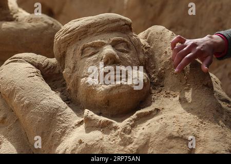 (190128) -- GAZA, 28 janvier 2019 -- l'artiste de sable Rana Ramlawi travaille sur ses sculptures de sable dans la ville de Gaza, 24 janvier 2019. Rana Ramlawi, une jeune palestinienne de 23 ans de la bande de Gaza, recourt à l’art du sable pour mettre en lumière la cause palestinienne et le conflit israélo-palestinien. Dans ses sculptures faites de sable et d’eau, de nombreux messages sont véhiculés en faveur de la cause palestinienne, car elle croit que l’art est un moyen important de mettre l’accent sur les droits et la revendication de la liberté et de mettre fin à l’occupation israélienne. Un de mes objectifs dans mes œuvres est de garder cet héritage et de dire que notre identité, W Banque D'Images