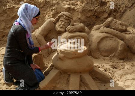 (190128) -- GAZA, 28 janvier 2019 -- l'artiste de sable Rana Ramlawi travaille sur ses sculptures de sable dans la ville de Gaza, 24 janvier 2019. Rana Ramlawi, une jeune palestinienne de 23 ans de la bande de Gaza, recourt à l’art du sable pour mettre en lumière la cause palestinienne et le conflit israélo-palestinien. Dans ses sculptures faites de sable et d’eau, de nombreux messages sont véhiculés en faveur de la cause palestinienne, car elle croit que l’art est un moyen important de mettre l’accent sur les droits et la revendication de la liberté et de mettre fin à l’occupation israélienne. Un de mes objectifs dans mes œuvres est de garder cet héritage et de dire que notre identité, W Banque D'Images