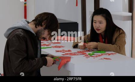 (190128) -- RABAT, 28 janv. 2019 (Xinhua) -- Un homme apprend la découpe de papier traditionnelle lors d'un événement organisé pour célébrer le prochain festival du printemps chinois au Centre culturel chinois de Rabat, Maroc, le 27 janvier 2019. Le festival du printemps tombe le 5 février cette année. (Xinhua/Chen Binjie) MAROC-RABAT-CHINE CENTRE CULTUREL-PRINTEMPS FESTIVAL-CÉLÉBRATION PUBLICATIONxNOTxINxCHN Banque D'Images