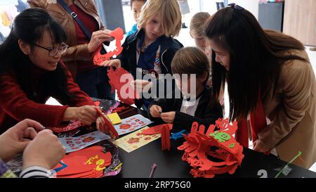 (190128) -- RABAT, 28 janv. 2019 (Xinhua) -- des enfants apprennent à fabriquer des lanternes chinoises lors d'un événement organisé pour célébrer le prochain Festival du Printemps chinois au Centre culturel chinois de Rabat, Maroc, le 27 janvier 2019. Le festival du printemps tombe le 5 février cette année. (Xinhua/Chen Binjie) MAROC-RABAT-CHINE CENTRE CULTUREL-PRINTEMPS FESTIVAL-CÉLÉBRATION PUBLICATIONxNOTxINxCHN Banque D'Images