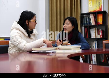 (190128) -- PÉKIN, 28 janv. 2019 (Xinhua) -- He Wei (R), professeur à l'Université d'aéronautique et d'astronautique de Nanjing, s'entretient avec un étudiant à Nanjing, dans la province du Jiangsu de l'est de la Chine, le 11 janvier 2019. (Xinhua / Ma Ning) titres de Xinhua : la Chine renforce la confiance dans la réalisation de Xiaokang PUBLICATIONxNOTxINxCHN Banque D'Images