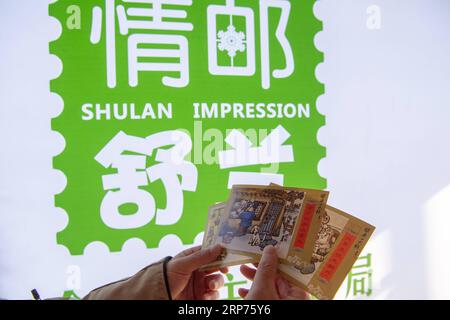 (190129) -- CHANGCHUN, 29 janv. 2019 (Xinhua) -- Un touriste sélectionne des cartes postales au bureau de poste du village d'Erhe, dans la ville de Shulan, dans la province de Jilin au nord-est de la Chine, le 10 janvier 2019. Avec des ressources abondantes de glace et de neige, Erhe Village enrichit les villageois en se transformant en une destination touristique populaire en hiver. (Xinhua/Zhang Nan) CHINE-JILIN-SHULAN-TOURISME DE GLACE ET DE NEIGE (CN) PUBLICATIONxNOTxINxCHN Banque D'Images