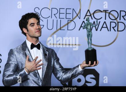 (190129) -- PÉKIN, 29 janvier 2019 (Xinhua) -- l'acteur Darren Criss du Téléfilm ou mini-série Assassination of Gianni Versace: American crime Story pose dans la salle de presse avec des prix pour la performance exceptionnelle d'un acteur masculin dans un Téléfilm ou une mini-série lors de la 25e cérémonie annuelle des Screen Actors Guild Awards à Los Angeles, aux États-Unis, le 27 janvier 2019. (Xinhua/Li Ying) PHOTOS XINHUA DU JOUR PUBLICATIONxNOTxINxCHN Banque D'Images