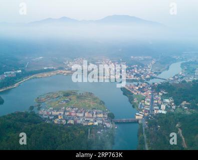 (190129) -- YONGCHUN, 29 janvier 2019 (Xinhua) -- une photo aérienne prise le 29 janvier 2019 montre des vues dans le canton de Dongguan, dans le comté de Yongchun, dans le sud-est de la Chine, dans la province du Fujian. (Xinhua/Song Weiwei) CHINE-FUJIAN-YONGCHUN-PAYSAGES RURAUX (CN) PUBLICATIONxNOTxINxCHN Banque D'Images