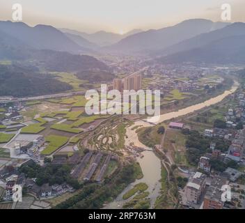 (190129) -- YONGCHUN, 29 janvier 2019 (Xinhua) -- une photo aérienne prise le 28 janvier 2019 montre la vue d'une voie d'eau au village de Qingyuan, dans le canton de Shigu, dans le comté de Yongchun, dans le sud-est de la Chine, province du Fujian. (Xinhua/Song Weiwei) CHINE-FUJIAN-YONGCHUN-PAYSAGES RURAUX (CN) PUBLICATIONxNOTxINxCHN Banque D'Images