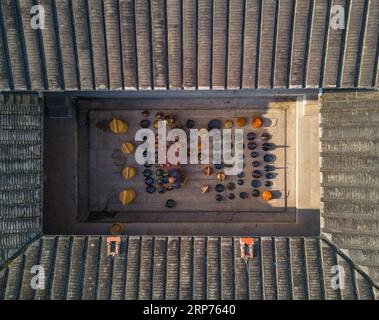 (190129) -- YONGCHUN, 29 janvier 2019 (Xinhua) -- une photo aérienne prise le 28 janvier 2019 montre des villageois fabriquant des paniers de laque dans le village de Longshui, dans le canton de Xianjia, dans le comté de Yongchun, dans le sud-est de la Chine, dans la province du Fujian. (Xinhua/Song Weiwei) CHINE-FUJIAN-YONGCHUN-PAYSAGES RURAUX (CN) PUBLICATIONxNOTxINxCHN Banque D'Images