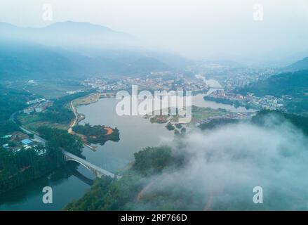 (190129) -- YONGCHUN, 29 janvier 2019 (Xinhua) -- une photo aérienne prise le 29 janvier 2019 montre des vues dans le canton de Dongguan, dans le comté de Yongchun, dans le sud-est de la Chine, dans la province du Fujian. (Xinhua/Song Weiwei) CHINE-FUJIAN-YONGCHUN-PAYSAGES RURAUX (CN) PUBLICATIONxNOTxINxCHN Banque D'Images