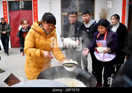 (190129) -- COMTÉ DE WENXI, 29 janv. 2019 (Xinhua) -- les résidents de l'établissement de lutte contre la pauvreté Home of Happiness prennent ensemble un repas de boulettes dans le village de Zhangcailing, dans le canton de Yangyu, comté de Wenxi, province du Shanxi, dans le nord de la Chine, le 28 janvier 2019. Pendant des générations, les habitants du village de Zhangcailing ont à peine arraché leur vie en raison de leur isolement géographique, de la médiocrité des infrastructures et du manque d’industries de soutien. Pour aider les villageois à sortir de la pauvreté, le gouvernement a augmenté son soutien financier en encourageant l'agriculture et l'élevage adaptés aux conditions locales. En plantant le Sichuan Banque D'Images