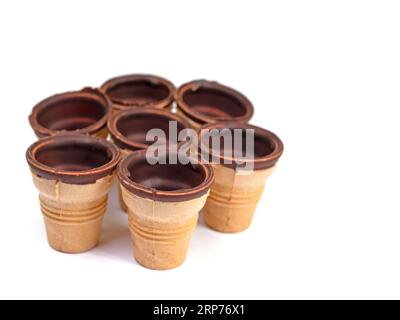 Tasses gaufrées sur fond blanc Banque D'Images