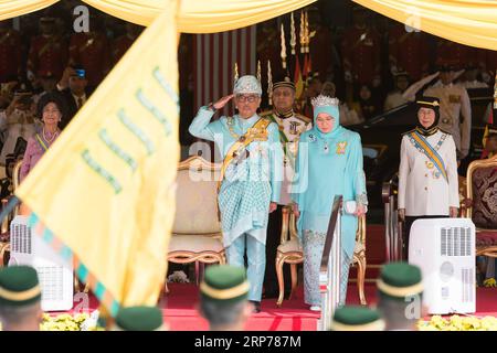 (190131) -- KUALA LUMPUR, 31 janv. 2019 (Xinhua) -- le sultan Abdullah Sultan Ahmad Shah (L, devant) assiste à la cérémonie de bienvenue sur la place du Parlement à Kuala Lumpur, Malaisie, le 31 janvier 2019. Le sultan Abdullah Sultan Ahmad Shah a prêté serment en tant que 16e roi de Malaisie lors d une cérémonie au palais national jeudi. La Malaisie est une monarchie constitutionnelle, avec neuf sultans ou dirigeants, qui dirigent leur État respectif et agissent en tant que chef religieux, à tour de rôle comme roi pour un mandat de cinq ans. (Xinhua/Zhu Wei) MAYLASIA-KUALA LUMPUR-NOUVEAU ROI PUBLICATIONxNOTxINxCHN Banque D'Images