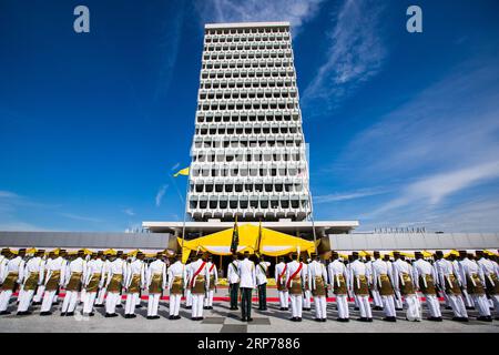 (190131) -- KUALA LUMPUR, 31 janv. 2019 (Xinhua) -- la cérémonie de bienvenue du sultan Abdullah Sultan Ahmad Shah a lieu au Parlement à Kuala Lumpur, Malaisie, le 31 janvier 2019. Le sultan Abdullah Sultan Ahmad Shah a prêté serment en tant que 16e roi de Malaisie lors d une cérémonie au palais national jeudi. La Malaisie est une monarchie constitutionnelle, avec neuf sultans ou dirigeants, qui dirigent leur État respectif et agissent en tant que chef religieux, à tour de rôle comme roi pour un mandat de cinq ans. (Xinhua/Zhu Wei) MAYLASIA-KUALA LUMPUR-NOUVEAU ROI PUBLICATIONxNOTxINxCHN Banque D'Images