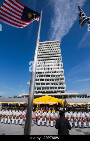 (190131) -- KUALA LUMPUR, 31 janv. 2019 (Xinhua) -- la cérémonie de bienvenue du sultan Abdullah Sultan Ahmad Shah a lieu sur la place du Parlement à Kuala Lumpur, Malaisie, le 31 janvier 2019. Le sultan Abdullah Sultan Ahmad Shah a prêté serment en tant que 16e roi de Malaisie lors d une cérémonie au palais national jeudi. La Malaisie est une monarchie constitutionnelle, avec neuf sultans ou dirigeants, qui dirigent leur État respectif et agissent en tant que chef religieux, à tour de rôle comme roi pour un mandat de cinq ans. (Xinhua/Zhu Wei) MAYLASIA-KUALA LUMPUR-NOUVEAU ROI PUBLICATIONxNOTxINxCHN Banque D'Images