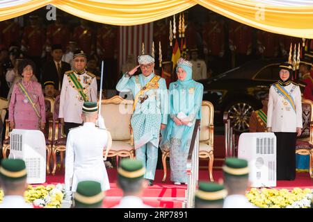 (190131) -- KUALA LUMPUR, 31 janv. 2019 (Xinhua) -- le sultan Abdullah Sultan Ahmad Shah (L, devant) assiste à la cérémonie de bienvenue sur la place du Parlement à Kuala Lumpur, Malaisie, le 31 janvier 2019. Le sultan Abdullah Sultan Ahmad Shah a prêté serment en tant que 16e roi de Malaisie lors d une cérémonie au palais national jeudi. La Malaisie est une monarchie constitutionnelle, avec neuf sultans ou dirigeants, qui dirigent leur État respectif et agissent en tant que chef religieux, à tour de rôle comme roi pour un mandat de cinq ans. (Xinhua/Zhu Wei) MAYLASIA-KUALA LUMPUR-NOUVEAU ROI PUBLICATIONxNOTxINxCHN Banque D'Images