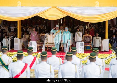 (190131) -- KUALA LUMPUR, 31 janv. 2019 (Xinhua) -- le sultan Abdullah Sultan Ahmad Shah (L, devant) assiste à la cérémonie de bienvenue sur la place du Parlement à Kuala Lumpur, Malaisie, le 31 janvier 2019. Le sultan Abdullah Sultan Ahmad Shah a prêté serment en tant que 16e roi de Malaisie lors d une cérémonie au palais national jeudi. La Malaisie est une monarchie constitutionnelle, avec neuf sultans ou dirigeants, qui dirigent leur État respectif et agissent en tant que chef religieux, à tour de rôle comme roi pour un mandat de cinq ans. (Xinhua/Zhu Wei) MAYLASIA-KUALA LUMPUR-NOUVEAU ROI PUBLICATIONxNOTxINxCHN Banque D'Images