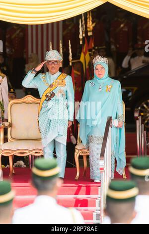 (190131) -- KUALA LUMPUR, 31 janv. 2019 (Xinhua) -- le sultan Abdullah Sultan Ahmad Shah (à gauche) assiste à la cérémonie de bienvenue sur la place du Parlement à Kuala Lumpur, Malaisie, le 31 janvier 2019. Le sultan Abdullah Sultan Ahmad Shah a prêté serment en tant que 16e roi de Malaisie lors d une cérémonie au palais national jeudi. La Malaisie est une monarchie constitutionnelle, avec neuf sultans ou dirigeants, qui dirigent leur État respectif et agissent en tant que chef religieux, à tour de rôle comme roi pour un mandat de cinq ans. (Xinhua/Zhu Wei) MAYLASIA-KUALA LUMPUR-NOUVEAU ROI PUBLICATIONxNOTxINxCHN Banque D'Images