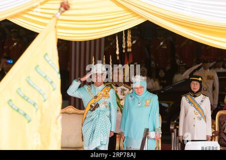 (190131) -- KUALA LUMPUR, 31 janv. 2019 (Xinhua) -- le sultan Abdullah Sultan Ahmad Shah (L, devant) assiste à la cérémonie de bienvenue sur la place du Parlement à Kuala Lumpur, Malaisie, le 31 janvier 2019. Le sultan Abdullah Sultan Ahmad Shah a prêté serment en tant que 16e roi de Malaisie lors d une cérémonie au palais national jeudi. La Malaisie est une monarchie constitutionnelle, avec neuf sultans ou dirigeants, qui dirigent leur État respectif et agissent en tant que chef religieux, à tour de rôle comme roi pour un mandat de cinq ans. (Xinhua/Zhu Wei) MAYLASIA-KUALA LUMPUR-NOUVEAU ROI PUBLICATIONxNOTxINxCHN Banque D'Images