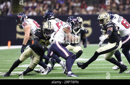 La Nouvelle-Orléans, États-Unis. 27 août 2023. Le linebacker des Saints de la Nouvelle-Orléans, Jaylon Smith (59), tente de boucler le Wide Receiver des Texans de Houston Xavier Hutchinson (19) lors d'un match de pré-saison de la Ligue nationale de football au Caesars Superdome de la Nouvelle-Orléans, Louisiane, le dimanche 27 août 2023. (Photo de Peter G. Forest/Sipa USA) crédit : SIPA USA/Alamy Live News Banque D'Images