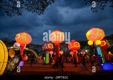 (190131) -- KUALA LUMPUR, le 31 janvier 2019 -- les gens visitent le Festival des lanternes du nouvel an chinois au temple Dong Zen à Jenjarom en Malaisie, le 31 janvier 2019. Le Festival des lanternes se déroulera jusqu'au 19 février. ) MALAISIE-KUALA LUMPUR-FESTIVAL CHINOIS DU NOUVEL AN-LANTERNE CHONGXVOONXCHUNG PUBLICATIONXNOTXINXCHN Banque D'Images