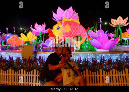 (190131) -- KUALA LUMPUR, 31 janv. 2019 (Xinhua) -- les gens visitent le Festival des lanternes du nouvel an chinois au temple Dong Zen à Jenjarom en Malaisie, le 31 janvier 2019. Le Festival des lanternes se déroulera jusqu'au 19 février. (Xinhua/Chong Voon Chung) MALAISIE-KUALA LUMPUR-CHINE NOUVEL AN-LANTERNE FESTIVAL PUBLICATIONxNOTxINxCHN Banque D'Images