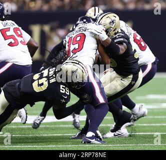 La Nouvelle-Orléans, États-Unis. 27 août 2023. Le linebacker des Saints de la Nouvelle-Orléans, Jaylon Smith (59) et le Defensive end Isaiah Foskey (55), affrontent le Wide Receiver des Texans de Houston Xavier Hutchinson (19) lors d'un match de pré-saison de la National football League au Caesars Superdome à la Nouvelle-Orléans, Louisiane, le dimanche 27 août 2023. (Photo de Peter G. Forest/Sipa USA) crédit : SIPA USA/Alamy Live News Banque D'Images