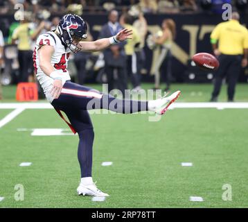 La Nouvelle-Orléans, États-Unis. 27 août 2023. Houston Texans Punter Ty Zetner (43) frappe le ballon lors d'un match de pré-saison de la Ligue nationale de football au Caesars Superdome à la Nouvelle-Orléans, Louisiane, le dimanche 27 août 2023. (Photo de Peter G. Forest/Sipa USA) crédit : SIPA USA/Alamy Live News Banque D'Images