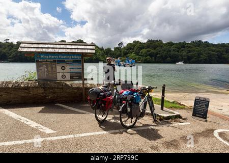 Cyclistes, cyclistes avec e-bikes à la jetée du pont flottant King Harry, traversier à chaîne sur la rivière FAL, National cyclable route 3, vélo longue distance Banque D'Images