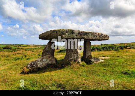 Tombe à portail Lanyon Quoit, dolmen néolithique dans une prairie, Penzance, Cornouailles, Angleterre, Grande-Bretagne Banque D'Images