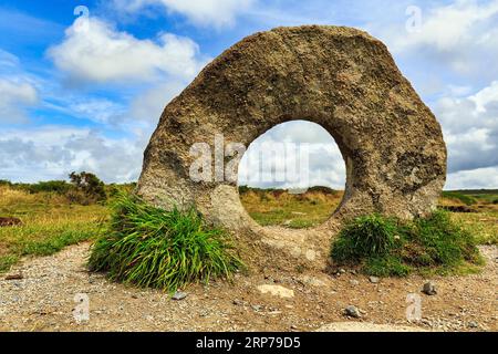 Men-an-Tol, Men an Tol, vue à travers la pierre perforée dans un champ, Bronze Age Megalith, Penzance, Cornouailles, Angleterre, grande-Bretagne Banque D'Images