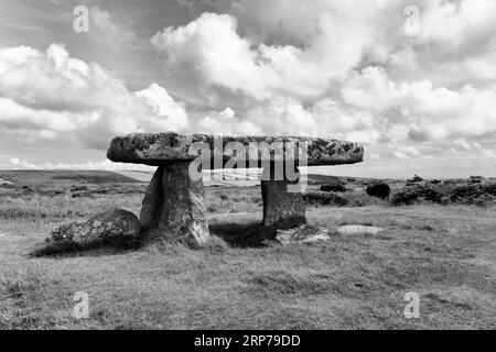 Tombe du portail Lanyon Quoit, dolmen néolithique dans une prairie, monochrome, Penzance, Cornouailles, Angleterre, grande-Bretagne Banque D'Images