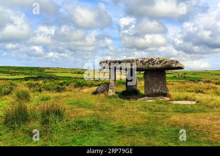 Tombe à portail Lanyon Quoit, dolmen néolithique dans une prairie, Penzance, Cornouailles, Angleterre, Grande-Bretagne Banque D'Images