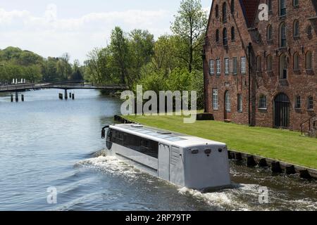 Visite de la ville avec bateau-bus Splashtour Luebeck et entrepôt de sel, entrepôts historiques sur l'Obertrave dans les styles Renaissance brique et baroque brique Banque D'Images