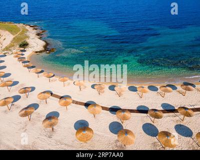 Vue aérienne, parasols, plage EMA, Toroni, Torone, Sithonia, Chalcidique, Macédoine centrale, Grèce Banque D'Images