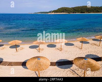 Vue aérienne, parasols, plage EMA, Toroni, Torone, Sithonia, Chalcidique, Macédoine centrale, Grèce Banque D'Images