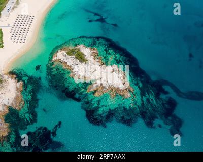 Vue aérienne, rochers et plage, Kalamitsi, Sithonia, Chalkidiki, Macédoine centrale, Grèce Banque D'Images