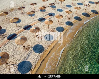 Vue aérienne, parasols, plage EMA, Toroni, Torone, Sithonia, Chalcidique, Macédoine centrale, Grèce Banque D'Images