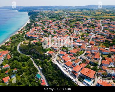 Vue aérienne, Afytos, Afitos, Athitos, péninsule de Kassandra, Chalkidiki, Grèce Banque D'Images