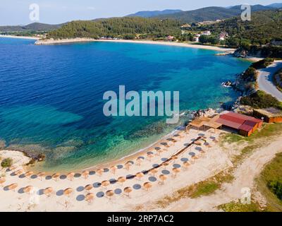 Vue aérienne, parasols, plage EMA, Toroni, Torone, Sithonia, Chalcidique, Macédoine centrale, Grèce Banque D'Images