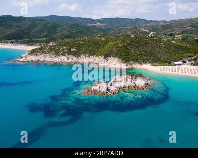 Vue aérienne, rochers et plage, Kalamitsi, Sithonia, Chalkidiki, Macédoine centrale, Grèce Banque D'Images