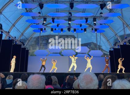 Hambourg, Allemagne. 03 septembre 2023. A l’ouverture de la dernière saison du directeur de ballet John Neumeier (l), il est lui-même sur scène avec des danseurs en plein air au Rathausmarkt de Hambourg. Neumeier (84) a ouvert sa dernière saison en tant que directeur artistique du Ballet de Hambourg dimanche soir avec un plein air gratuit au Rathausmarkt de Hambourg. (À dpa 'Voyage à travers 'le monde de John Neumeier' au marché de la mairie') crédit : Carola Große-Wilde/dpa/Alamy Live News Banque D'Images