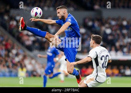 Madrid, Espagne. 02 septembre 2023. Domingos (L) de Getafe vu en action lors du match LaLiga EA Sports 2023/24 entre le Real Madrid et Getafe au stade Santiago Bernabeu. Score final ; Real Madrid 2:1 Getafe. (Photo Guillermo Martinez/SOPA Images/Sipa USA) crédit : SIPA USA/Alamy Live News Banque D'Images